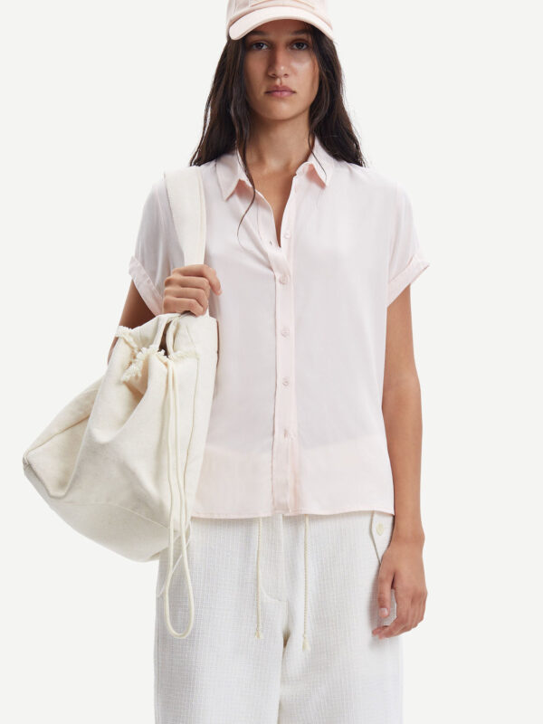 Short-sleeved shirts